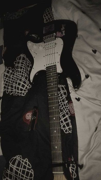 електрогітара в комплекті з підстлювачем