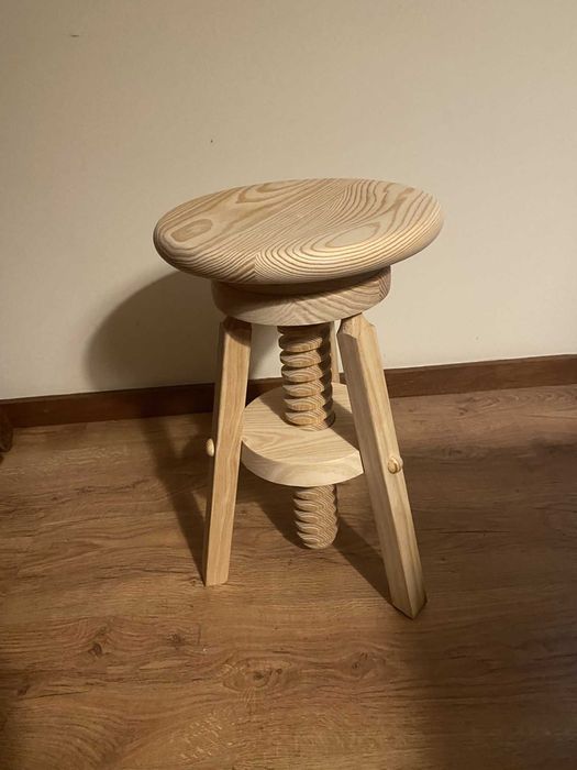 Banco giratório de madeira novo