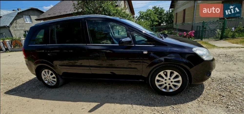 Opel Zafira автомобіль