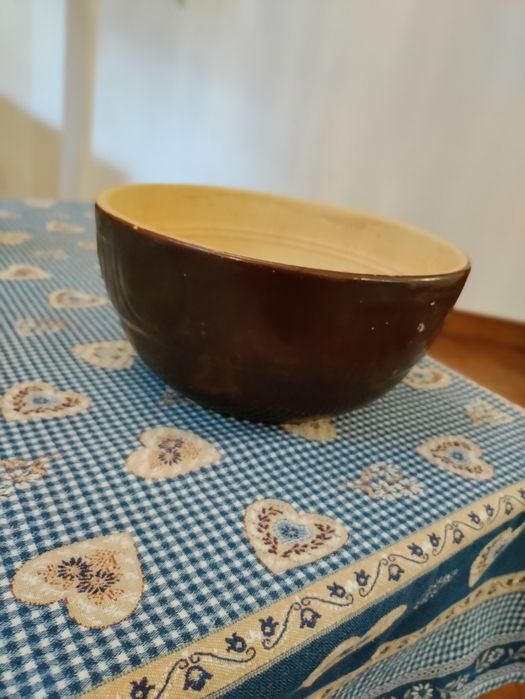 Duża brązowa ciężka misa gliniana vintage