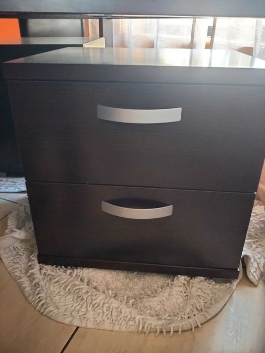 Mobília de casal 1 cama com estrado 1 cómoda e 2 mesas de cabeceira. Oferta de colchão.