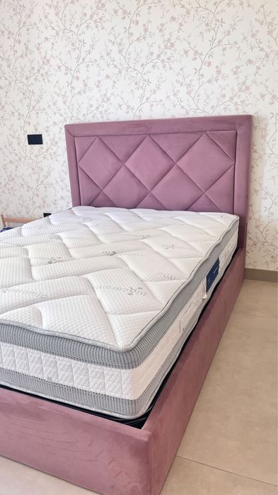 Cama com tecido aveludado