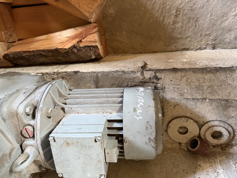 Silnik z prsekładnia / motoreduktorem