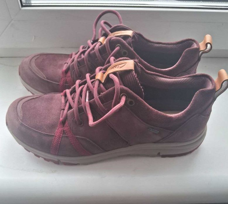 Женские кроссовки clarks