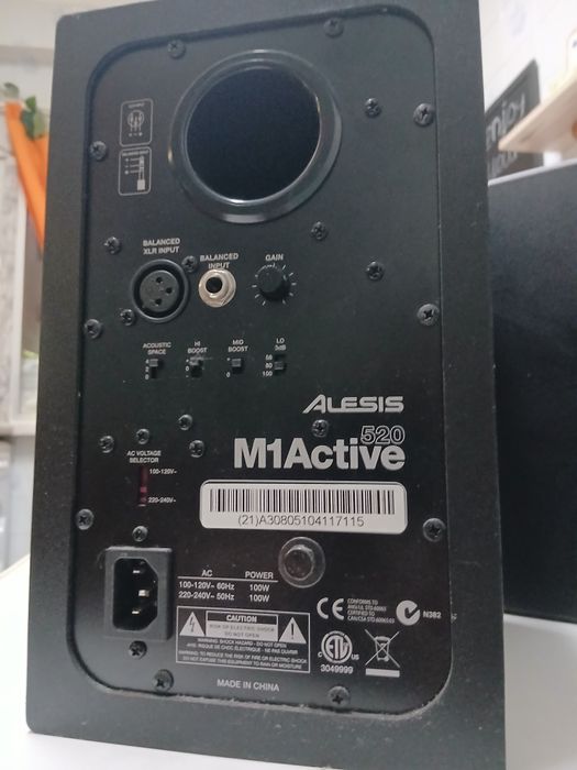 Monitores de estúdio Alesis