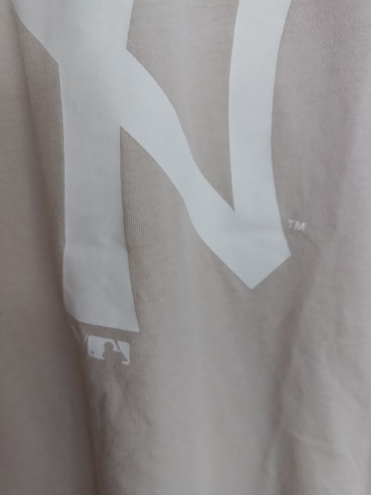 T-shirt nova com etiqueta New Era