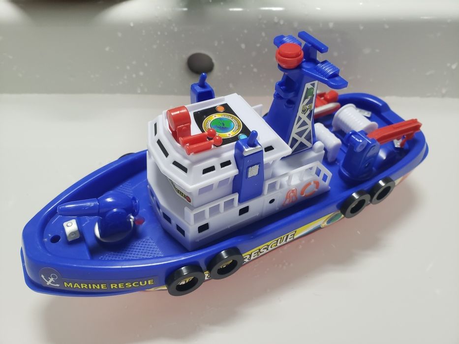 Barco a pilhas com motor, luz e som