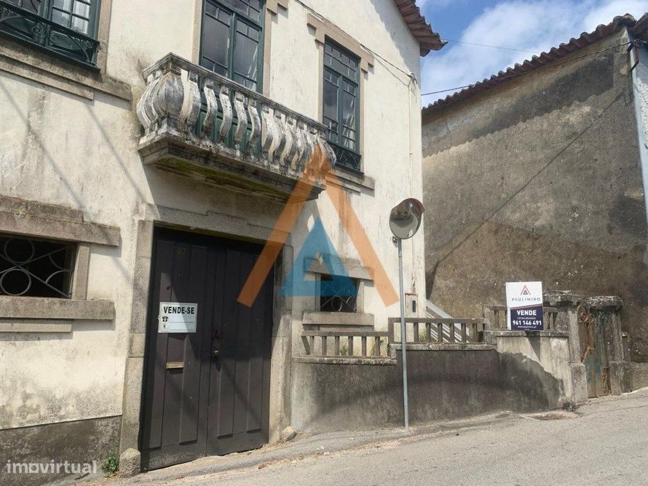Não é apenas uma casa, são duas casas e muito terreno, zona sossega...