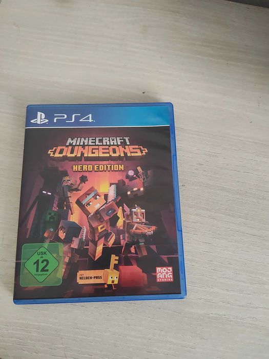 PS4 com 2 comandos e jogos incluidos