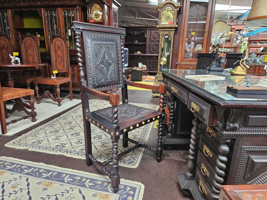 Cadeirão antigo m madeira e couro - óptimo estado geral