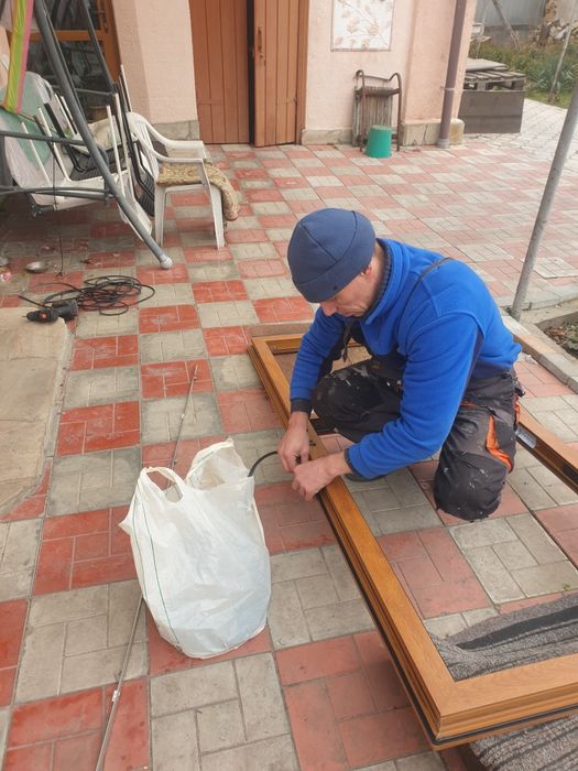 Здравствуйте! Я профессиональный мастер по ремонту окон и дверей.