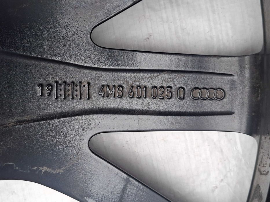 felga aluminiowa audi q7 sq7 q8 sq8 s-line audi sport 22 4m8.601.025.q