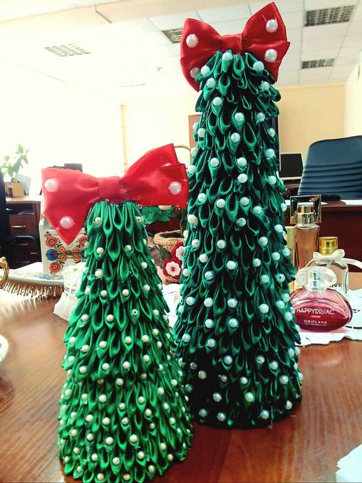 игрушки на Новый Год - елочки канзаши и с серебристыми веточками