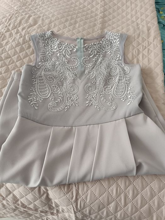 Elegancka sukienka z motywem koronkowym