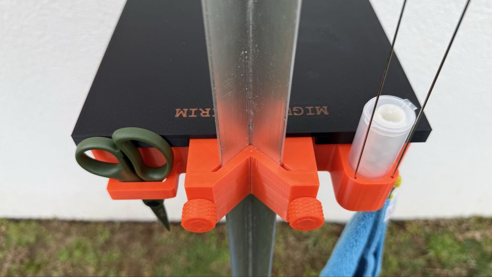 Suporte/tabuleiro com tampa para iscos e acessórios de pesca