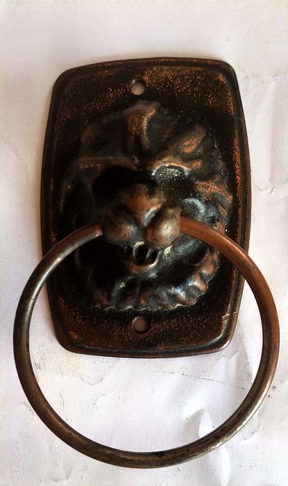 Раритет. Дверная ручка стилизованная под голову льва.