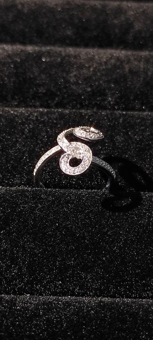 Продам золоту 585* каблучку з діамантами, імпорт