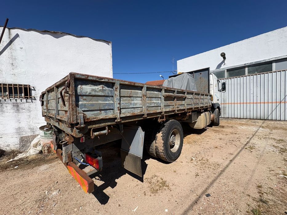 Camião volvo tribasculante com grua em bom estado