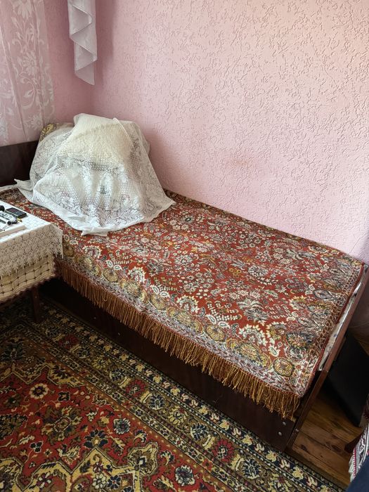 Деревʼяне ліжко односпальне