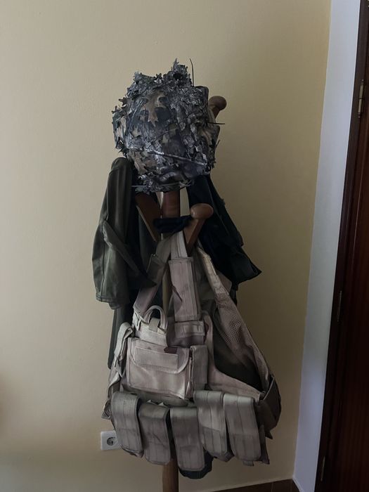 Kit Airsoft: Colete Tático (c/ Pouches), Capacete e Luvas