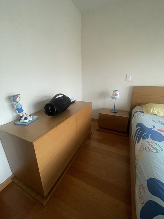 Quarto completo com cama de casal e mobilia