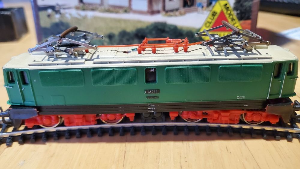 Elektrowóz E42 firmy Zeuke Bttb skala TT