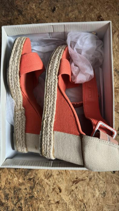 Piękne letnie buty na koturnie 38