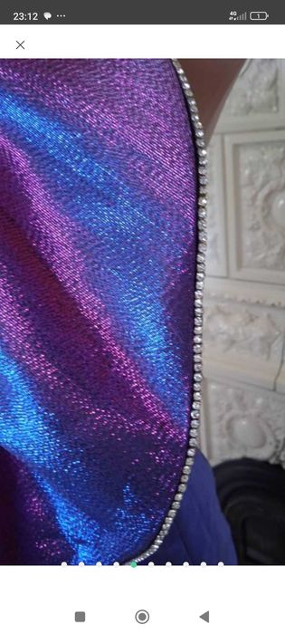 Дизайнерська сукня хамелеон з камінцями має розріз