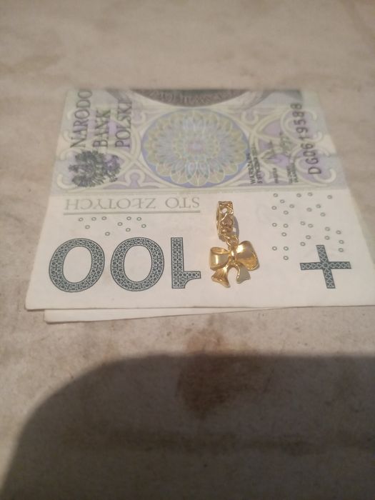 Sprzedaję tę złotą biżuterię