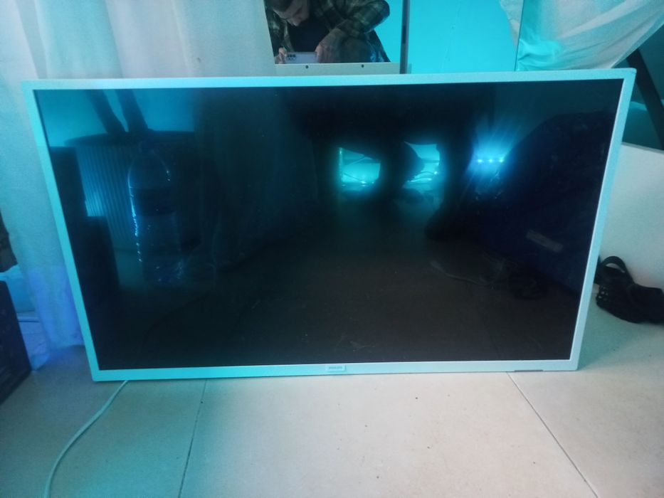 Vendo 3 televisões avariadas para arranjo ou peças.
