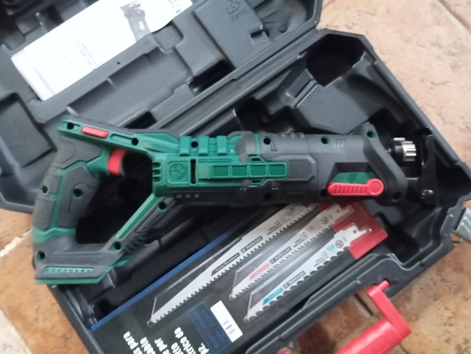 Serra sabre / serrote a bateria Parkside 20V