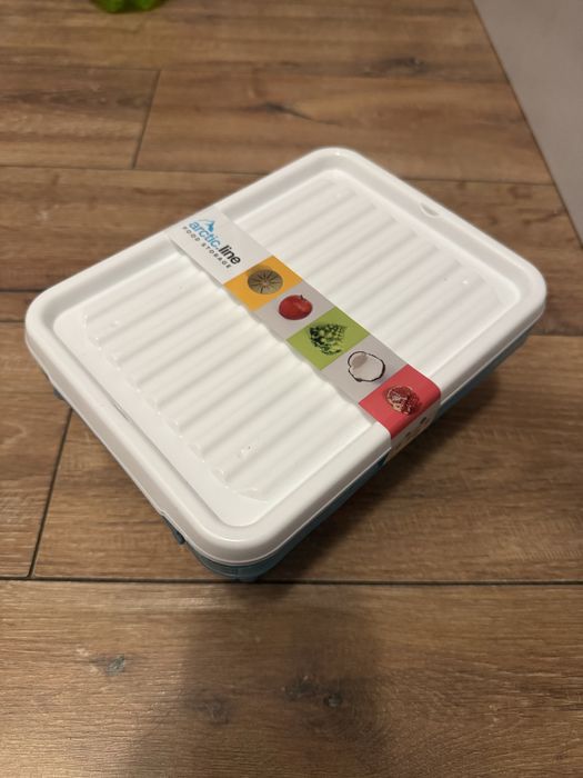 sprzedam zestaw dwóch pojemników i dwóch pokrywek plastikowych