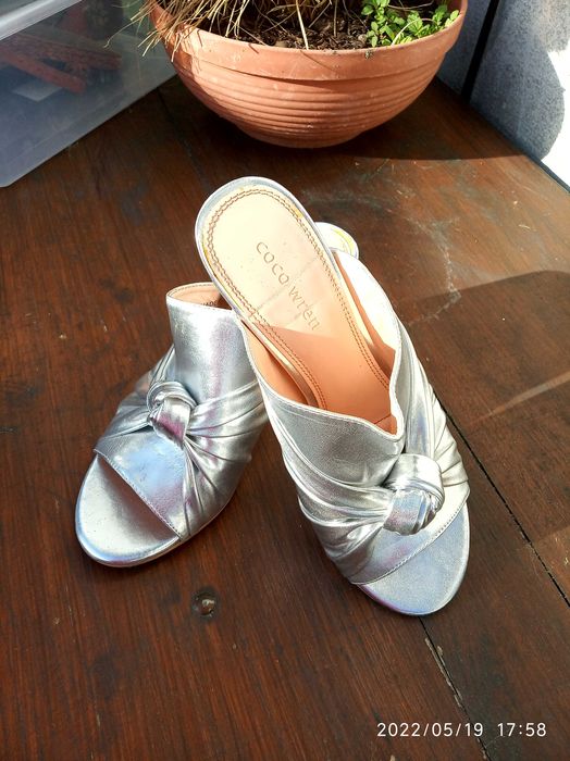 srebrne  klapki na klocku