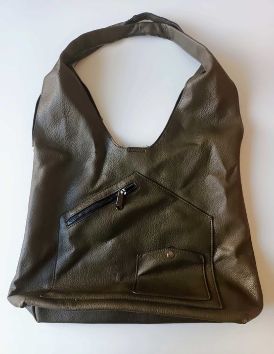 Bolsa de pele castanha com fecho, com 2 bolsas externas, usada.