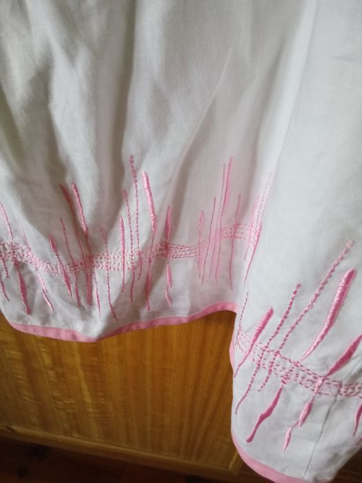 Fato de linho bordado em rosa