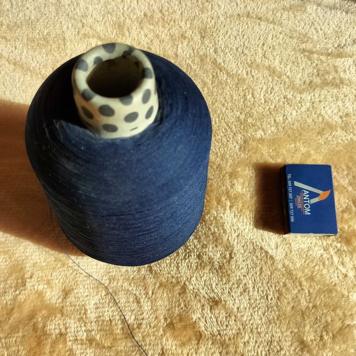 Nici do dzianiny - duża szpula, granatowe, chyba nylonowe.