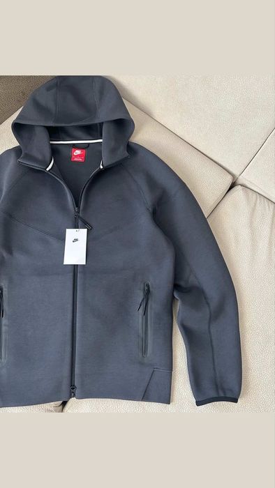 Nike tech fleece ( S )