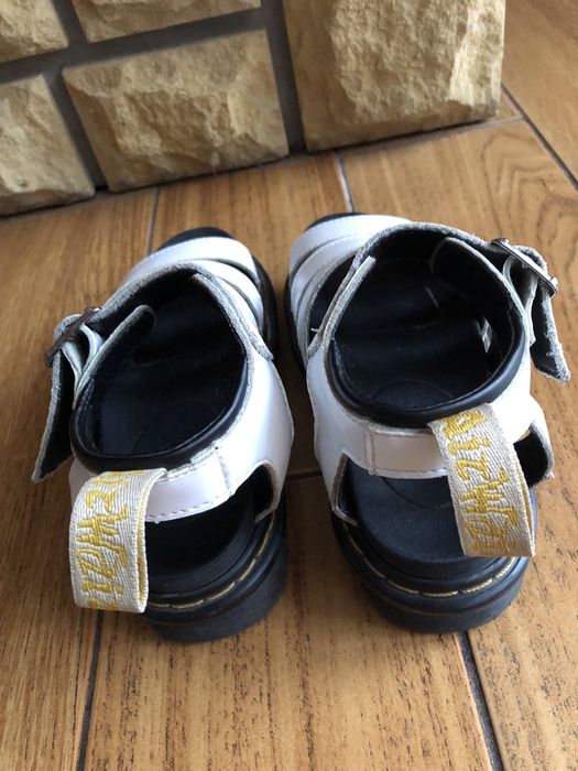 Sandały na platformie dr. Martens białe z paskami 36