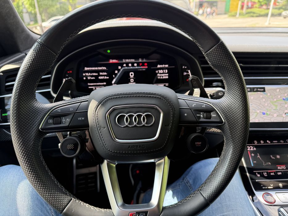 Біла Audi SQ8 2021