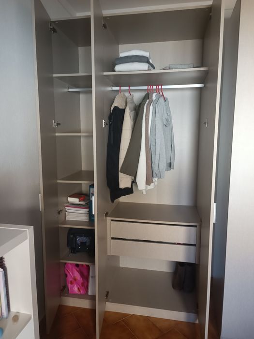 Roupeiro de três portas