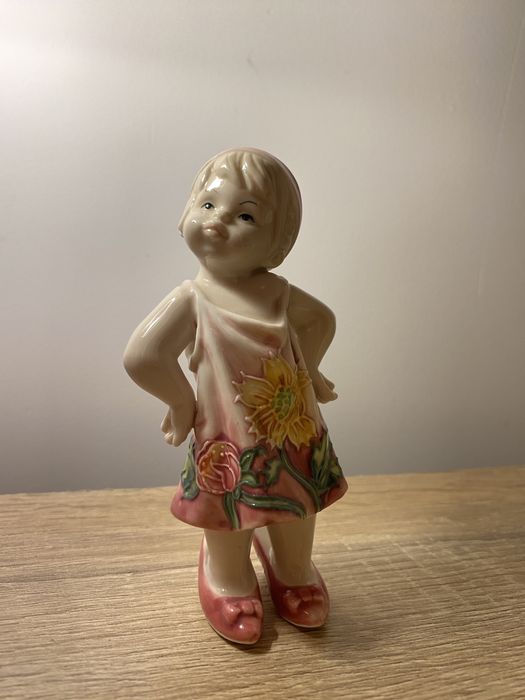 Порцелянова фігурка Дівчинка Pavone