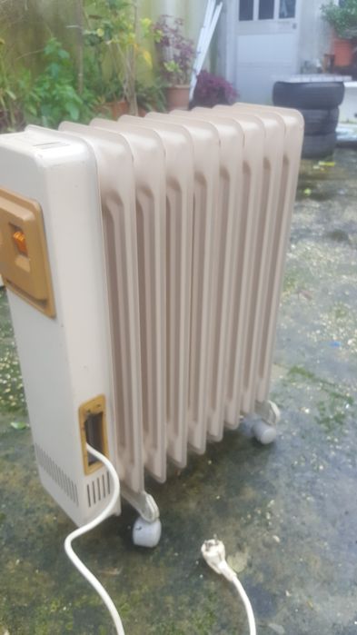 Aquecedor  a óleo  super grande  e a  funcionar corretamente