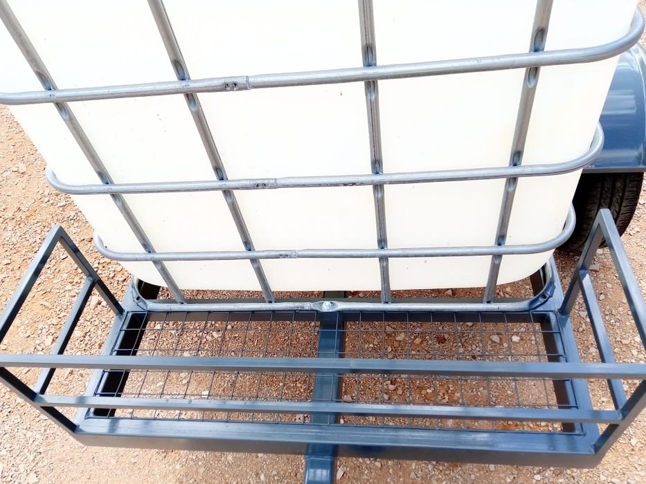 Reboque com tanque de água