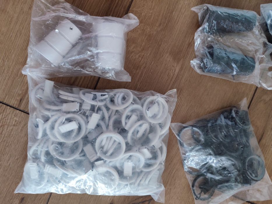 Kółka przelotki ciche z żabkami na karnisz. Zakończenia. Białe. Czarne