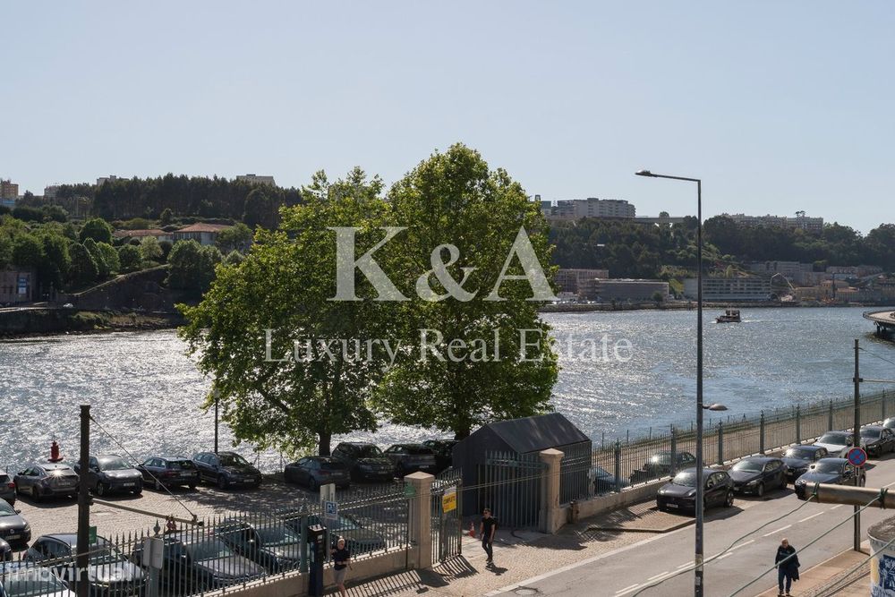 Dois prédios contíguos na zona histórica do Porto, com vistas diretas
