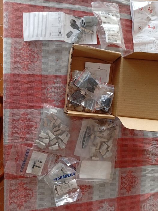 Várias fichas RG-45 novas e extensões