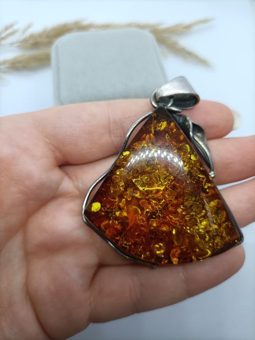 Widoczna zawieszka z bursztynem, srebro 925