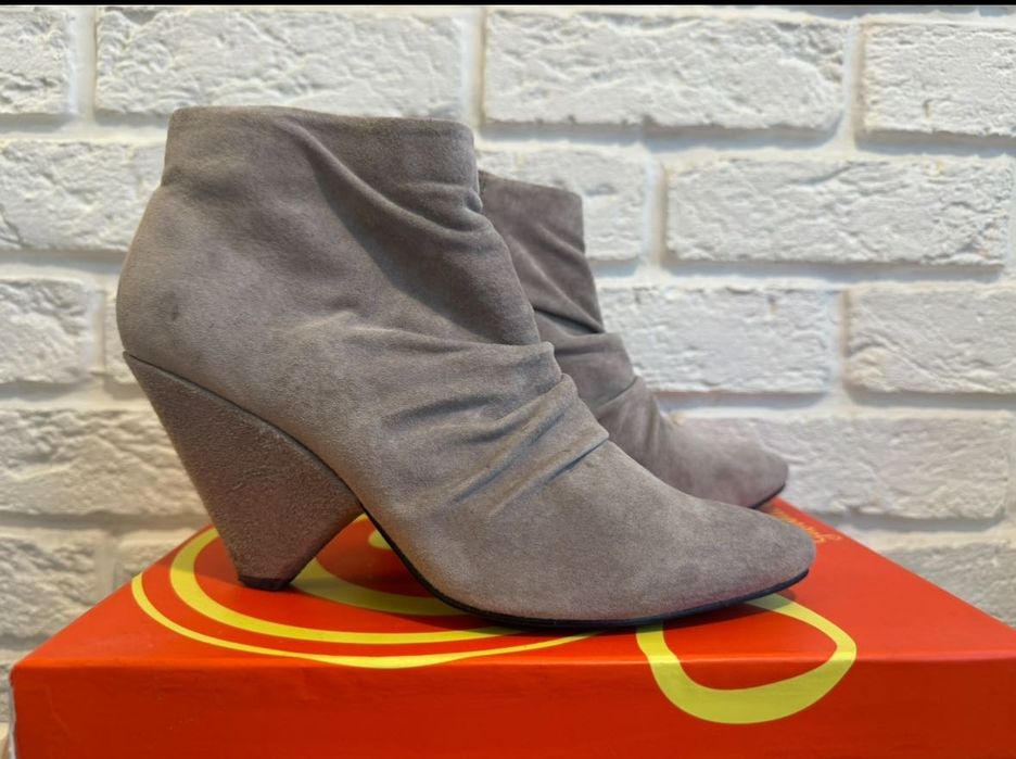 Ботинки, ботильоны натуральна замша Gabriella Rocha. US 8