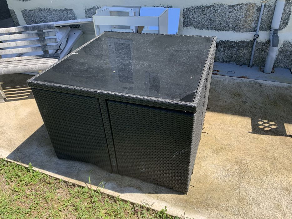 Mesa jardim em rattan e alumínio com tampo de vidro