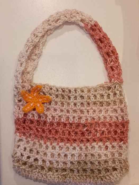Torebka naramie zrobiona na szydełku